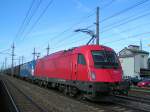 183 702-0 D-PRESS karrt unter Mithilfe einer ADRIA-Express einen Logservzug ...