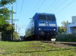 145 023 (Pressnitztalbahn) bringt einen kurzen Flachwagenzug mit Schub von ...