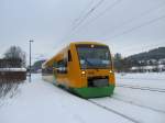 VT 32 der Oberpfalzbahn passiert am 28. Dezember 2010 auf ...