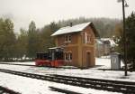 Am 17.10.09 wartet 199 009-2 vor dem Steinbacher Wasserhaus auf ...