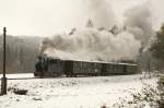 Presnitztalbahn Frau Holle hatte zu den Herbstdampftagen der Pre�nitztalbahn wohl grad ihre Betten ausgesch�ttelt und der IK No 54 den ersten Schnee beschert. Hier ist das kleine Z�gl am 17.10.09 zwischen Hp Forellenhof und Bahnhof Schmalzgrube unterwegs.