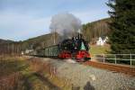 Presnitztalbahn Auch wenn der Schnee noch fehlte, 's Baaml an der Rauchkammert�r der VI K verr�t: bald nun ist Weihnachtszeit. Am 28.11.2009 ist 99 715 mit ihrem Personenzug zwischen Forellenhof und Schmalzgrube unterwegs.