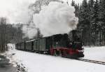 Presnitztalbahn 99 1542 in H�he Fahrzeughalle zwischen Hp Schl�ssel und J�hstadt. 03.01.10.