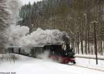 Pre�nitztalbahn Am Vormittag des 31.01.2010 herrschte ja bei der Fichtelbergbahn noch sch�nster Sonnenschein. Leider tr�bte es sich dann rasch zu, so das 99 1542 im Pre�nitztal nur noch bei Schneefall fotografiert werden konnte. Nahe des B� an der Grumbacher Stra�e dampft die Maschine bergw�rts.