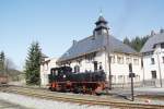 Presnitztalbahn Die erste Probefahrt von 99 568 nach der Kessel HU am 17.04.2010. Hier bei der Lagerkontrolle in Schl�ssel.
