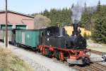 Presnitztalbahn 99 568 und der Fahrradwagen 974 323 vor der Fahrzeughalle. (17.04.2010, J�hstadt/OT Schl�ssel)