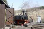 Presnitztalbahn Zur�ck in J�hstadt, nun wird 99 568 weiter komplettiert. Als n�chstes wurde der Schalld�mpfer der Sauglufftbremse und die Lichtmaschine montiert.(17.04.2010, J�hstadt)