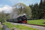 Presnitztalbahn 99 1715-4 der Gattung VI K mit ihrem gut gef�llten Personenzug nach J�hstadt, hier in H�he der Fahrzeug- und Ausstellungshalle in Schl�ssel. 