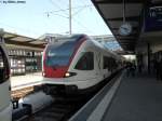 rabe-521-flirt Ganz gem�chlich und vorsichtig f�hrt am 21.4.2010 in Basel SBB der RABe 521 016-6 ''Sissach'' an den bereitstehenden RABe 521 030-7 ''R�publique et Canton du Jura'', wo die beiden Flirt danach als Dotra die abendliche HVZ bew�ltigen. 