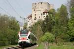 rabe-521-flirt Der Regio S3 Olten-Basel SBB-Laufen vor dem Schloss Angenstein bei Aesch; 25.04.2010