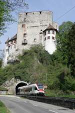 Ein RABe 521 Regio f�hrt in den Tunnel Angenstein ein. ...