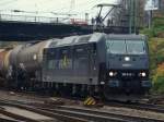 Rail4Chem Eisenbahnverkehrsgesellschaft mbH Mit einem Kesselzug am Haken kommt die schwarze Rail4Chem 185 545-1 nach Aachen West