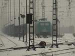 Rail4Chem Eisenbahnverkehrsgesellschaft mbH In Nebel und Graupel steht in Aachen West 145-CL 005 von Rail4Chem abgeb�gelt und l��t sich einschneien.