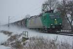 185 533-7 k�mpft sich mit ihrem Kesselwagenzug bei Eschwege West ...