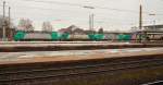 Rail4Chem Eisenbahnverkehrsgesellschaft mbH R4C 185 576, 185 550 sowie 185 577 und 185 542 bei der Durchfahrt im Bahnhof Wels am 20. Februar 2010. Vier Stunden nachdem Christian den G�terzug in St. P�lten mit drei 185er fotografiert hatte, war nun eine vierte Lok am Zug!
Leider hatte ich �ber diesen Zug keine Info - also reiner Zufall, dass ich am Bahnhof war.
Normalerweise stelle ich so ein Foto (quer �ber die Bahnsteige, Masten vor der Lok etc.) nicht ins Netz, aber ich glaube als Sichtungsbeleg f�r diese aussergew�hnliche Traktion kann man ein Auge zudr�cken.

