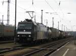 Rail4Chem Eisenbahnverkehrsgesellschaft mbH R4C 185 563-4 hat an den schon bereitgestellten Container Ganzzug angekoppelt und wartet nun auf Ausfahrt gen Osten (Ruhland, den 23.03.'10)