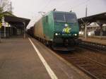 Br 185 von der Firma Rail4chem fährt durch den Bahnhof ... Br 185 von der Firma Rail4chem fährt durch den Bahnhof ...