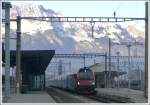 railjet Bei ung�nstigen Lichtveh�ltnissen (dunkle Nebelwolken �ber Buchs/Sargans, Sonnenschein und blauer Himmel �ber dem Alpstein) sind diese Fotos entstanden. RJ160 nach Z�rich HB steht abfahrbereit im Grenzbahnhof Buchs SG. (04.01.2010)