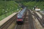 railjet Der f�hrende Steuerwagen 80-90 703 fahrt als RJ61 von M�nchen nach Budapest-Keleti pu. gerade durch den Bahnhof Rekawinkel Wien entgegen. Schublok ist 1116 203 'Spirit of Linz'. 15.5.2010