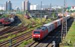 145 060 zieht am 22.08.10 einen langen Containerzug vorbei am ...