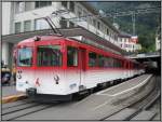 Der Bahnhof der Rigi-Bahn in Vitznau mit einem abfahrbereiten Zug, ...