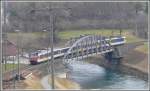 rbde-560-npz Ein Regionalzug aus Linthal �berquert den Linthkanal kurz vor der Einfahrt in Ziegelbr�cke. (03.03.2010)