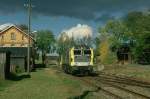 RBG Regental Bahnbetriebs-GmbH Nachdem ME 26-05 am 21.10.2004 den 80420 nach Sch�nberg gebracht hat kehrt sie als Lz 87241 zur�ck zum Anschlu� Ullersreuth, den 2. Teil des Hackschnitzelzuges (80418) zu holen. Hier bei Durchfahrt des eh. Bf G�ttengr�n-Gefell. Gefahren wurde diese Leistung mit Personal von regental-cargo. (KB-Dia)