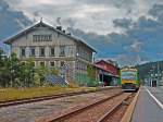 RBG Regental Bahnbetriebs-GmbH VT 19 und VT 15 am 18.07.2010 in Bayerisch Eisenstein. Links das alte Bahnhofsgeb�ude mit dem tschechischen Teil im Hintergrund.