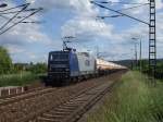 RBH 143 874-4 zieht am 27.05. 09 einen langen Kesselwagen Ganzzug ...