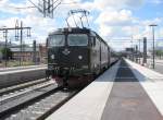 Rc6 9.7.2010 15:49 SJ Rc6 mit einem Regionalzug (R) aus Stockholm Central ist im Endbahnhof Uppsala Central eingetroffen und f�hrt in K�rze zur�ck nach Stockholm Central.