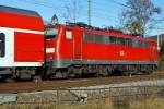 Die 111 010-5 schiebt ...  Armin Schwarz 13.11.2011