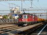 re-10-10-re-4-4-und-re-6-6 SBB - Re 4/4 11270 + Re 6/6 vor G�terzug bei der Durchfahrt im Bahnhof Wohlen am 22.04.2010