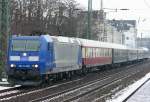 re-13-maas-wupper-express Die 185-CL 009 zieht ihren bunten RE13 Ersatz von Hamm nach Mgladbach am 15.02.2010 durch D�sseldorf V�lkinger Stra�e