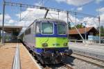 re-420-bls Bahnhof Ins am 27.07.2010 st�sst Re 4/4 505 der BLS ihren Re nach Neuch�tel.
