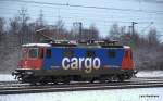 Re 421 Re 421 397-1 der SBB Cargo steht am 3.01.10 aufgeb�gelt aber ohne Tf in Hamburg-Wilhelmsburg und wartet auf neue Eins�tze. Das im Winter viele E-Loks zwischen ihren Eins�tzen aufgeb�gelt herum stehen, dient als Schutz vor einen festgefrohrenen Pantografen.