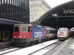 SBB - Re 4/4 421 375-7 vor Schnellzug neben ICN ... SBB - Re 4/4 421 375-7 vor Schnellzug neben ICN ...