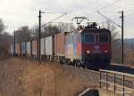 Re 421 386-4 poltert am 27.02.10 mit einem Containerzug durch ...