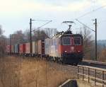 Re 421 392-2 passiert am 27.02.10 mit einem kurzen Containerzug ...