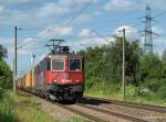 Re 421 Re 421 385-6 und eine weitere Re 421 schleichen am 23.06.10 mit einem langen Containerzug durch Hamburg-Moorburg Richtung S�den.