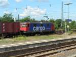 RE 421 378-1 zieht am 26.06.2010 einen langen Containerzug aus ...