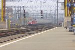 Das Gleisfeld des Bahnhofs Z�rich durchw�hlend, n�hert sich der IR ...
