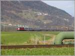 re-4-4-ii-re-420 Hinter dem RhB Geleise Zizers - Igis und der Fernw�rmeleitung KVA Trimmis - Papierfabrik Landquart verl�uft die SBB Doppelspur Landquart - Chur. IR 1765 mit Re 4/4 II passiert soeben die Ebene unterhalb der Kirche Mastrils. (22.11.2009)