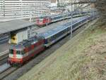 Swiss-Express Re 4/4 II N� 11109 wartet mit einem Regionalzug ...