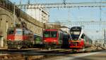 Parade in Neuch�tel: Re 4/4 II, NPZ und TRN/RVT Flirt. ...