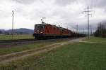 Re 4/4 II 11285 und Re 6/6 11674 ziehen am ...