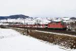 Re 4/4 II 11279 zieht am 22.12.09 einen Autozug von ...