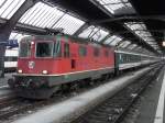 SBB - Re 4/4 11202 vor Schnellzug im Hauptbahnhf von ... SBB - Re 4/4 11202 vor Schnellzug im Hauptbahnhf von ...