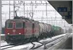 Re 4/4 II 11265 und eine weitere Lok bef�rdern einen ...