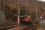 re-4-4-ii-re-420 Wegen des Domino-Umbaus sind im Jura einmal mehr Re 4/4-BDt-Pendelz�ge im Einsatz. Am 19.3.2010 war R 4881 von so einem Pendel gef�hrt. Auf dem Bild erreicht er gerade mit der Re 4/4 11151 an der Spitze Chambrelien. Nach der Spitzkehre wird er den Bahnhof �ber das Gleis rechts neben dem Zug verlassen und die restlichen H�henmeter nach Neuch�tel zur�cklegen. 