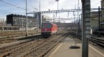 re-4-4-ii-re-420 Die Re 4/4' 11138 �berquert in Luzern einen Spurwechsel um sich beim IR nach Basel SBB 29.03.2010 vorzuspannen.
